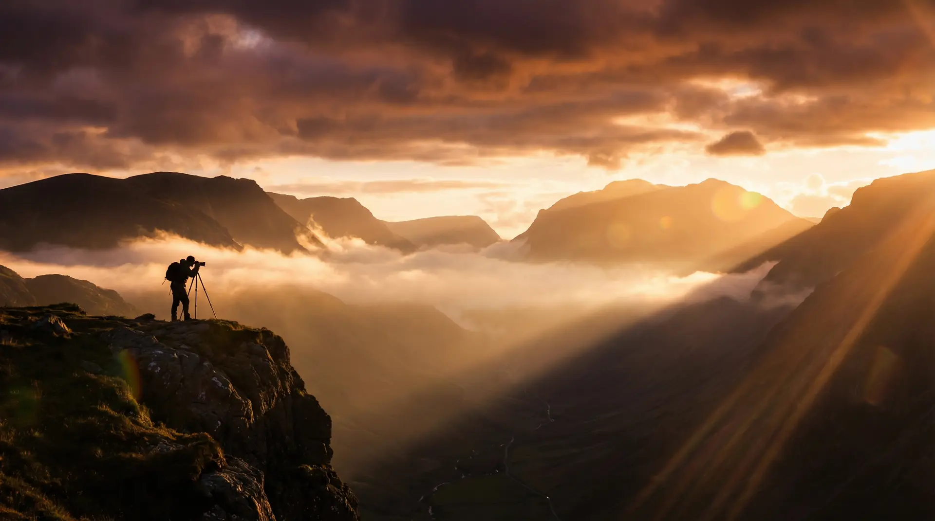爆料网 今日焦点摄影作品 - 金色黄昏下的山谷风光